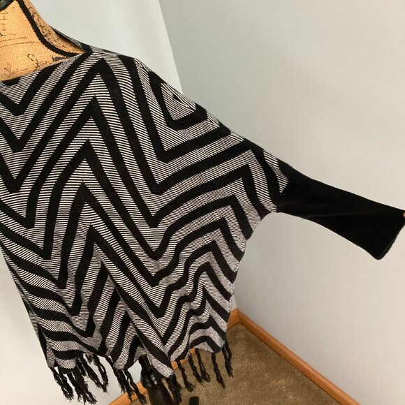 Elan Zig Zag Long Sleeve Fringed Poncho Sweater ~ One Size - Picture 3 of 12